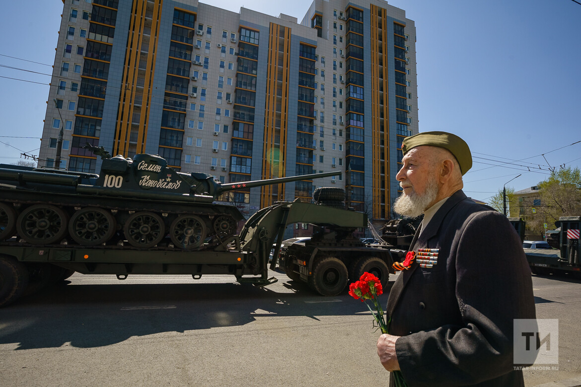 В Казани прошла акция «Парад у дома ветерана»