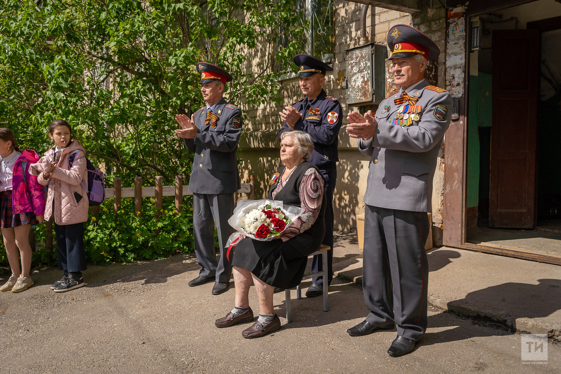 Росгвардия провела акцию «Парад у дома ветерана»