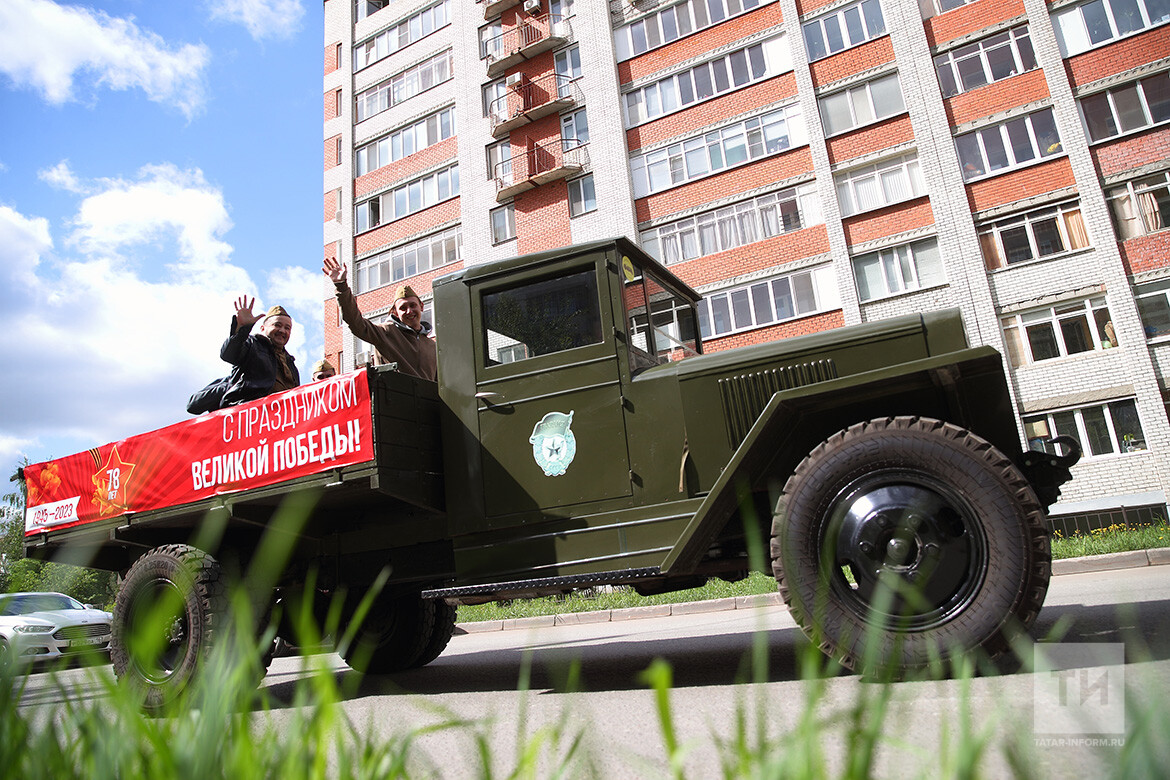 В Казани прошла патриотическая акция «Парад у дома ветерана»