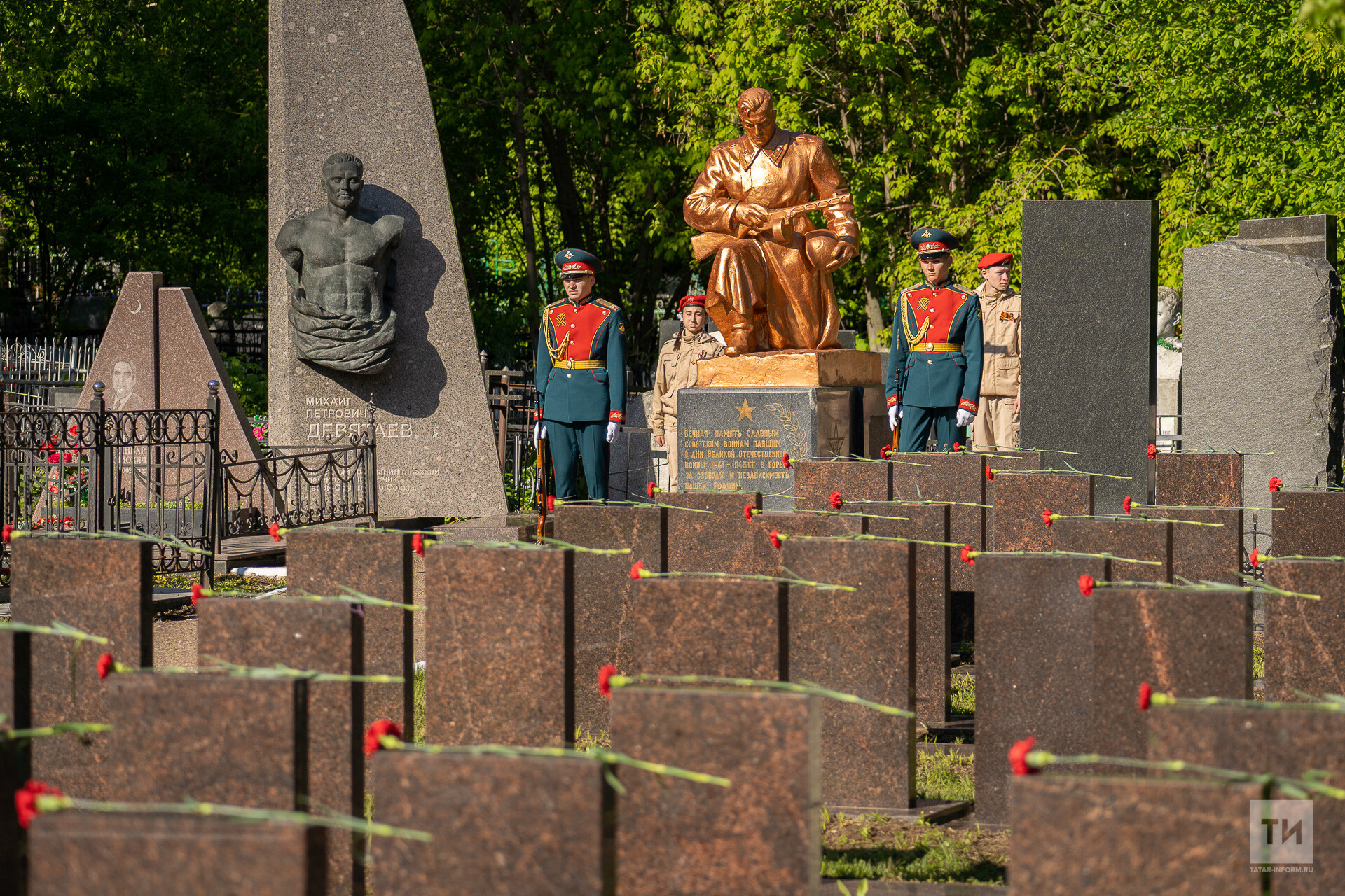 На Арском кладбище в Казани состоялась церемония возложения памятных венков