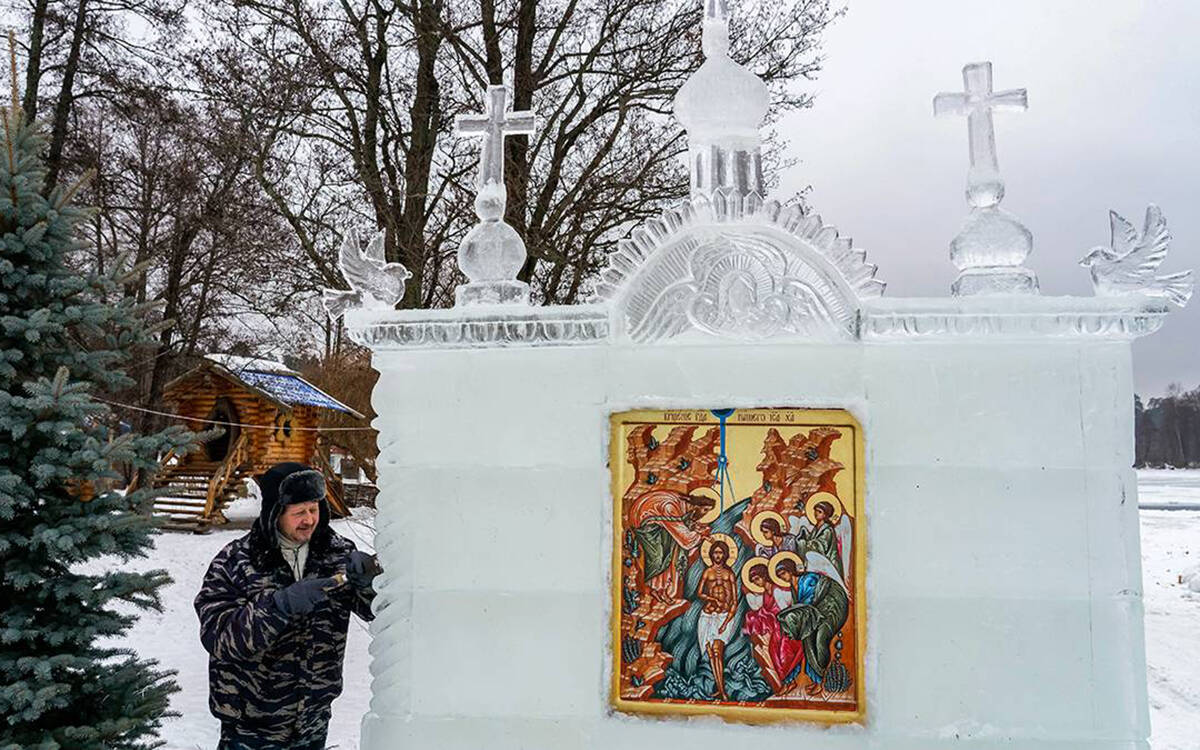 В Раифском Богородицком мужском монастыре в Татарстане всегда по-особенному готовятся к двум праздникам: Рождеству и Крещению. Чтобы порадовать паломников, здесь уже много лет строят ледовый городок для фестиваля «Лед и свет» – для обители он уже стал визитной карточкой.