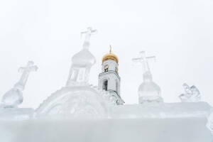 В этом году Раифский монастырь в своем ледовом городке строит новые фигуры – это будут семиметровые композиции из снега. Несмотря на то, что этой зимой снега выпало не так много, мастера нашли выход. Они рассказали «Татар-информу», насколько сложно создавать фигуры и жалко ли им, когда они тают.