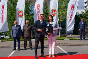 Районным отделам физической культуры и спорта переданы 45 новых автомобилей Lada Granta, по одной для каждого муниципалитета Татарстана. Ключи в торжественной обстановке вручила представителям отделов вице-премьер РТ Лейла Фазлеева.