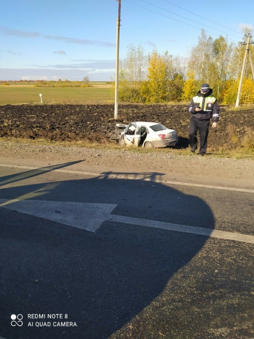 Водителей зажало в машинах в лобовом ДТП с двумя авто на трассе в Татарстане