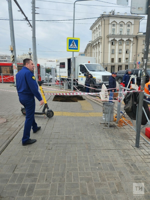 В яму возле театра Камала упала девушка, прокуратура начала проверку