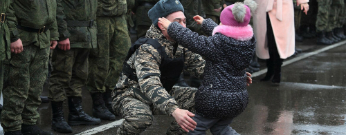 «Я вернусь к дочке с победой»: мобилизованных татарстанцев проводили из танкового училища