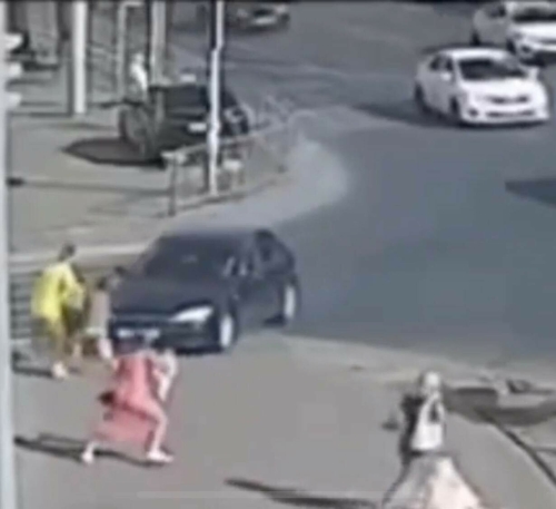 Дети сбитые машинами видео. Машина сбивает ребенка на тротуаре.
