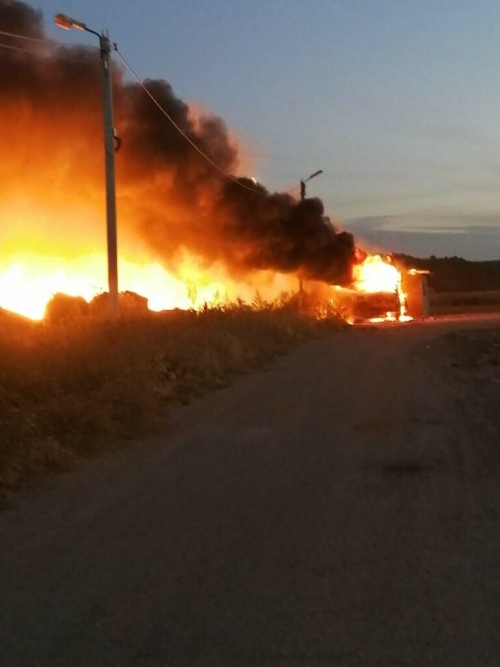 Очевидцы сняли на видео крупный пожар на территории бывшего конезавода в РТ