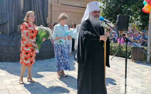 Митрополит Кирилл и Татьяна Ларионова возложили цветы к памятнику Петра и Февронии