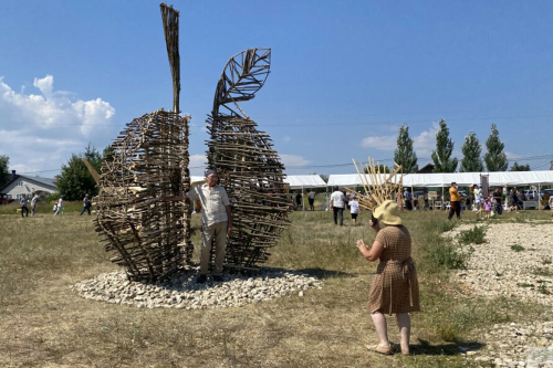 Обжиг драконьего яйца и «ловец» людей: в Атабаево прошел фестиваль «АрхПикник»