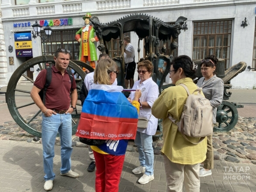 В честь Дня государственного флага России на Баумана казанцам раздали ленты с триколором