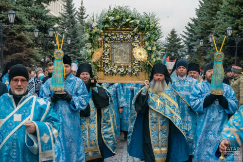 Крестным ходом с Казанской иконой Божией Матери сегодня утром прошли несколько тысяч верующих от Благовещенского собора до Богородицкого монастыря. Ради этого события люди приезжают из других городов, они рассказывают о чудесах, которые совершались после молитвы у образа Богородицы, и о ее невероятном духе. Подробности в репортаже «Татар-информа».