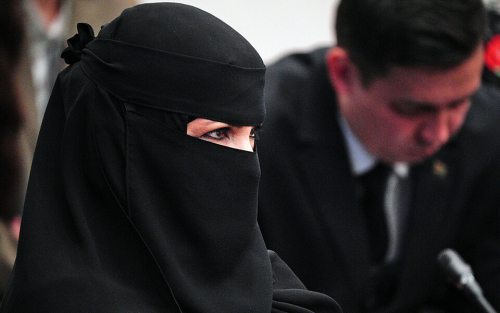 «Ислам не равен терроризму»: что не так с законопроектом о запрете хиджабов и никабов