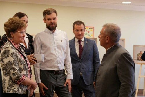 Минниханов посетил фотовыставку «Семейный код» в Казани