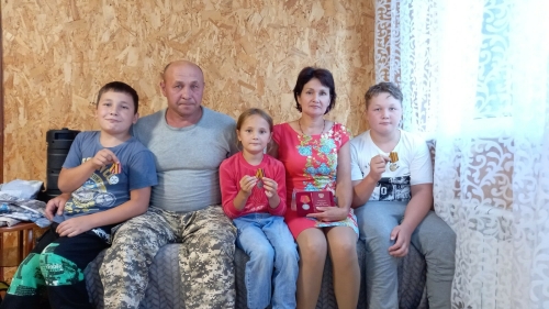 «Вклад в победу»: многодетная семья военного поддерживает бойцов на СВО
