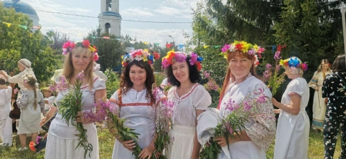 Для любителей чая и хороводов: под Елабугой проходит фестиваль Иван-чая