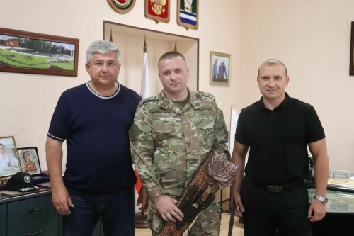 Мэр Зеленодольска встретился с командиром танка, освобождавшим поселок в ДНР