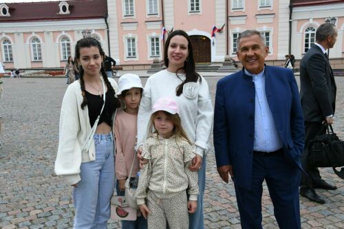 Минниханов сфотографировался с туристами в Казанском Кремле