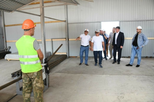 Минниханов посетил строящийся молочный комплекс в Кукморе