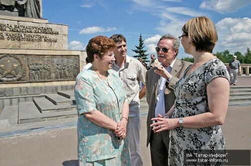 Артисты Малого театра возложили цветы в Парке Победы