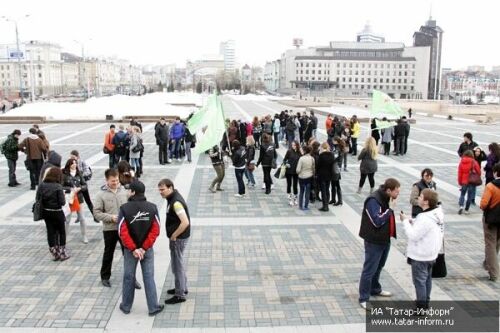 В небо над Казанью взмыли 300 портретов Гагарина