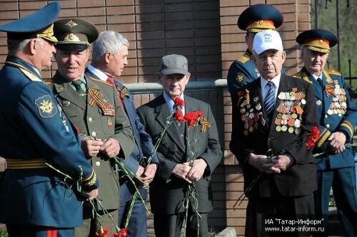 Возложение цветов к воинским захоронениям на Арском кладбище