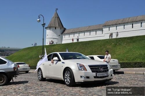 Автомобили Cadillac возле Казанского Кремля