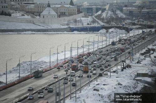 Столб упал на Ленинской дамбе в Казани