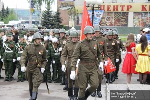 Рустам Минниханов возложил венок к Вечному огню