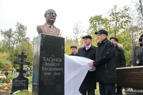 В Казани открыли бюст на могиле первого президента Академии наук РТ Мансура Хасанова