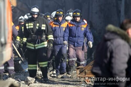 Разбор завалов на месте пожара в торговом центре "Адмирал"