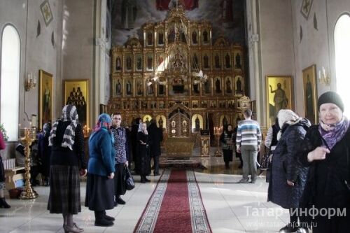 Богослужение в Казани с выносом Плащеницы