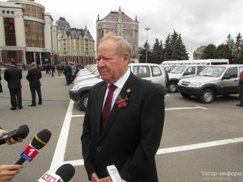 Рустам Минниханов вручил ключи от автомобилей лауреатам конкурса среди МО РТ 