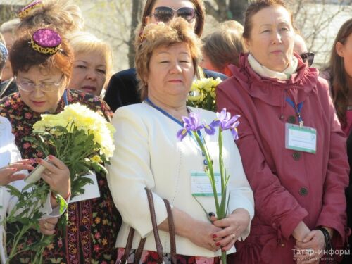 Возложение цветов к памятнику Габдулле Тукаю в Казани