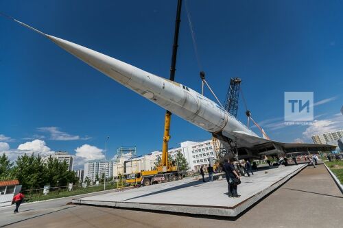 Cамолет Ту-144 установили между 2-м и 8-м корпусами КНИТУ-КАИ