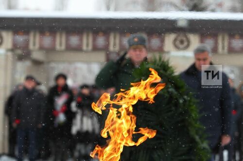 Возложение цветов к Вечному огню в честь Дня героев Отечества