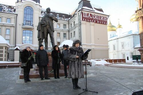 Митинг и возложение цветов к памятнику Шаляпину