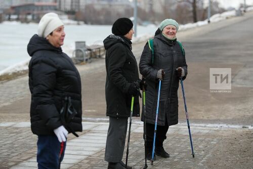 Массовые занятия скандинавской ходьбой на набережной озера Кабан