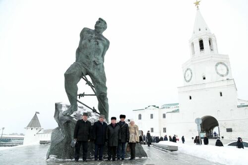 Возложение цветов к памятнику Муса Джалиля 