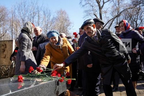 Возложение цветов к памятнику Тукая