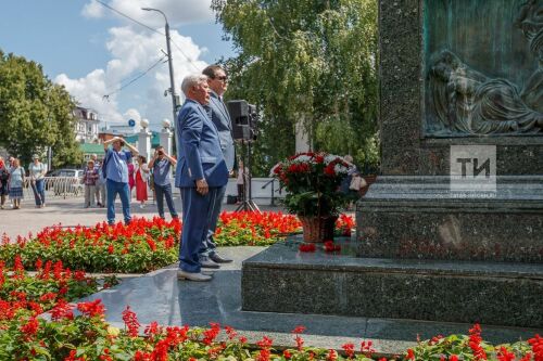 Возложение цветов к памятнику Гавриила Державина