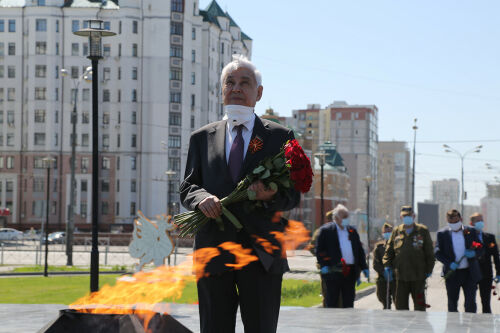  Возложение цветов к Вечному огню