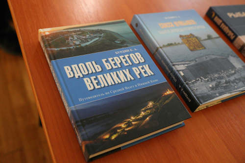 «Вдоль берегов великих рек. Путеводитель по Средней Волге и Нижней Каме»: В Казани презентовали книгу Евгения Бурдина