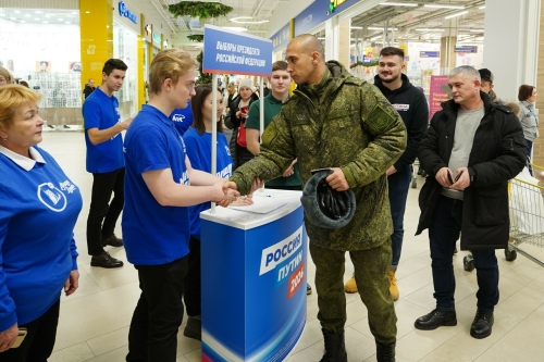 Сбор подписей в Казани в поддержку Владимира Путина в качестве кандидата на президентских выборах