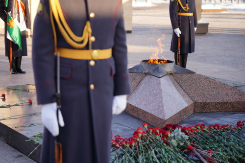 В День Героев Отечества в казанском парке Победы возложили цветы к Вечному огню