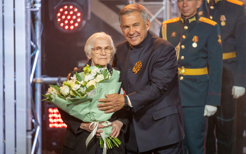 Рустам Минниханов наградил ветеранов, тружеников тыла и героев СВО