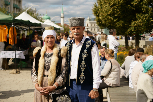 Фестиваль национальной одежды «Милли кием» прошел на набережной озера Кабан