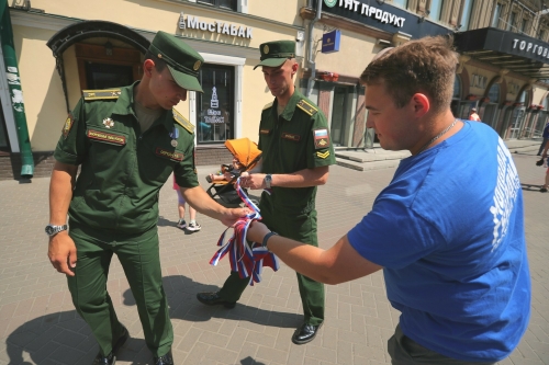 На улице Баумана в Казани в честь Дня России молодогвардейцы раздали ленты в цветах флага РФ