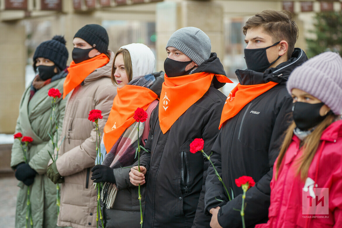 В Казани молодые активисты возложили цветы в парке Победы в память о героях-панфиловцах