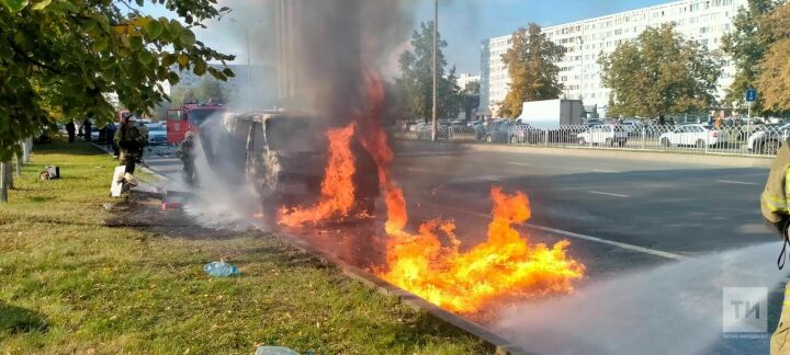 Очевидцы сняли на видео охваченный огнем фургон в Челнах